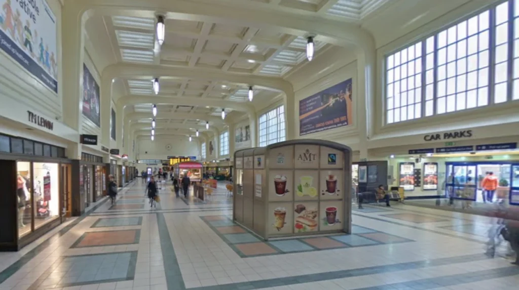 How do apprentices and low‑income workers in Leeds get rail discounts