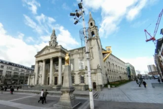 How to get free computer access and benefits help in Leeds