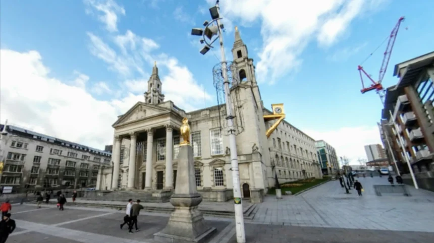 How to get free computer access and benefits help in Leeds