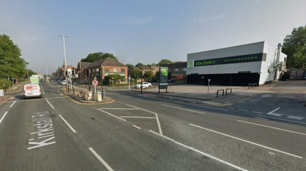 What types of cycling routes exist around Leeds