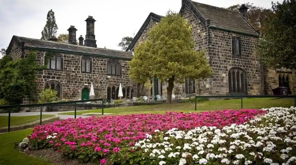 Can you combine Kirkstall Abbey and Abbey House Museum in one visit