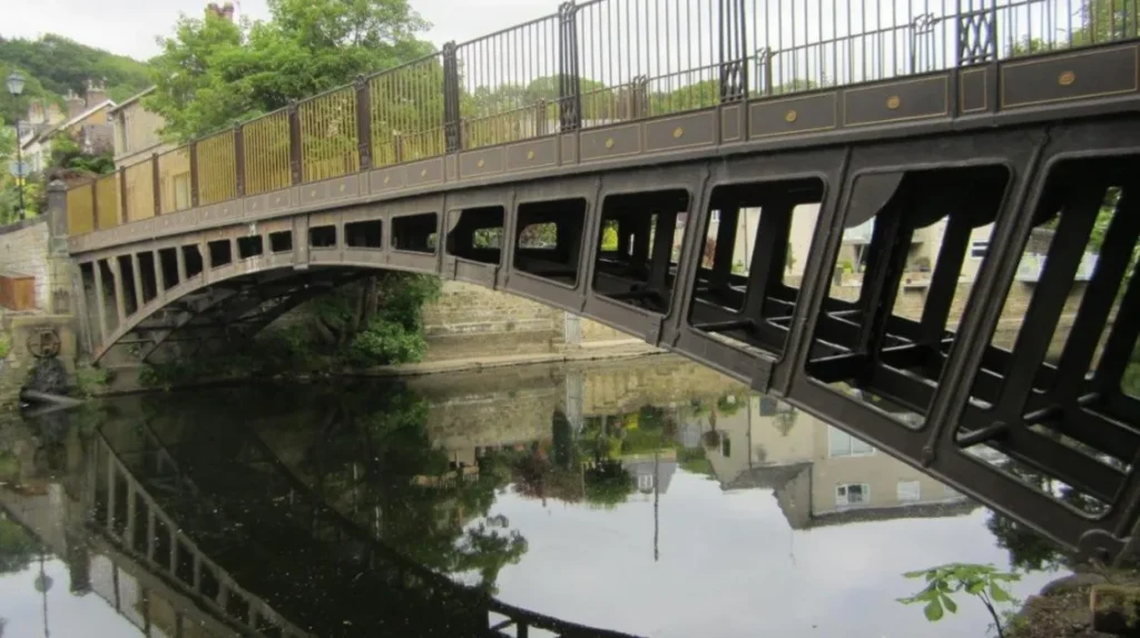How can you walk from Horsforth towards Newlay and the River Aire