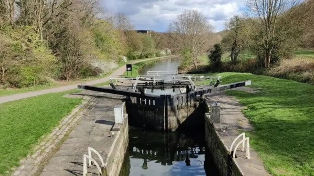 How do the River Aire and Leeds and Liverpool Canal support peaceful outdoor walking routes