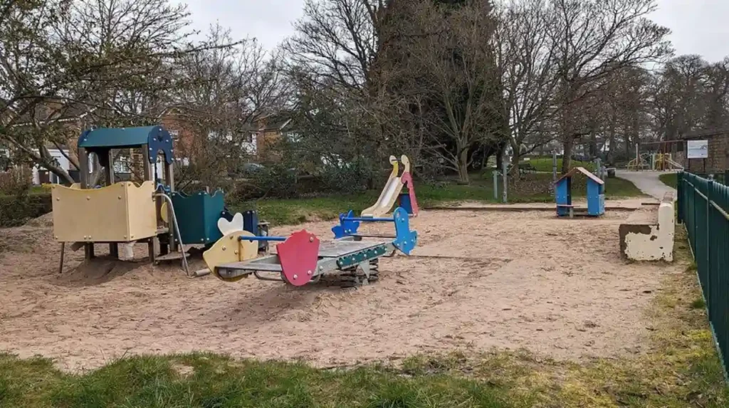 What can children do at Horsforth Hall Park