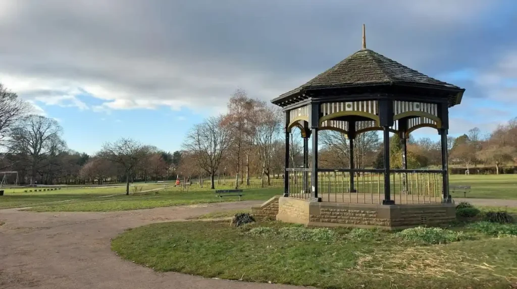 What is there to do at Horsforth Hall Park