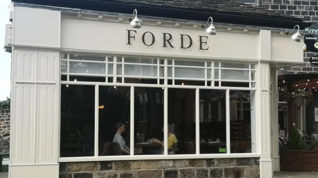 Where can you eat dinner in Horsforth