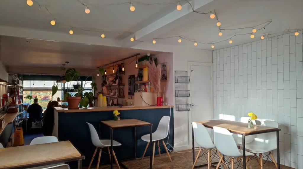 Which cafes in Horsforth offer a quiet atmosphere for digital nomads and readers