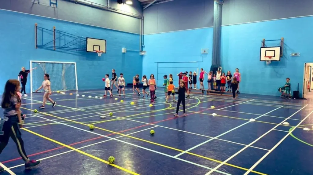 Which community centres and youth clubs offer free sports in Guiseley