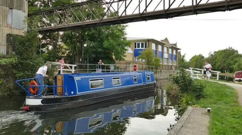 Can you combine a Horsforth spring walk with the Leeds and Liverpool Canal