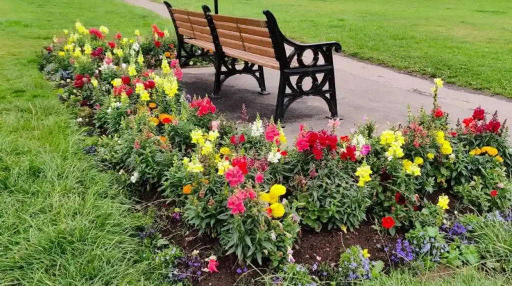 How can visitors plan a responsible independent shopping day in Horsforth