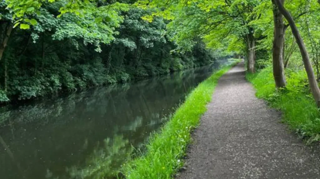 How do traditional Yorkshire pubs and micro pubs shape the Garforth walking experience