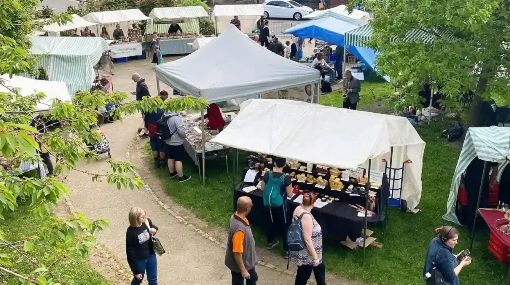 How does Horsforth Farmers Market support local food producers