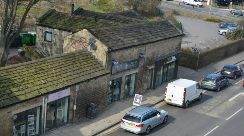 How can visitors choose between car parks and on street parking in Headingley
