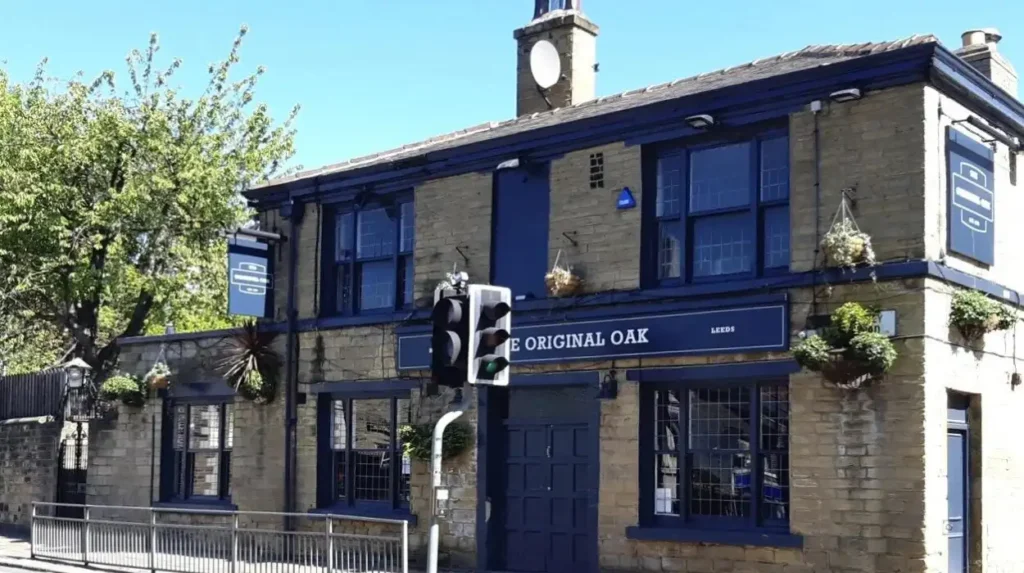 How can visitors travel between Headingley and Leeds city centre