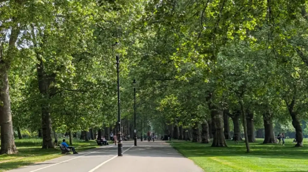 What can visitors see while walking between Headingley and Leeds city centre