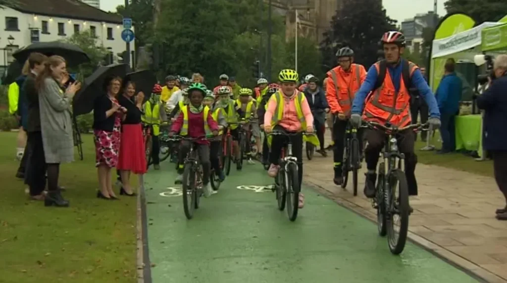 What is the walking route between Headingley and Leeds city centre